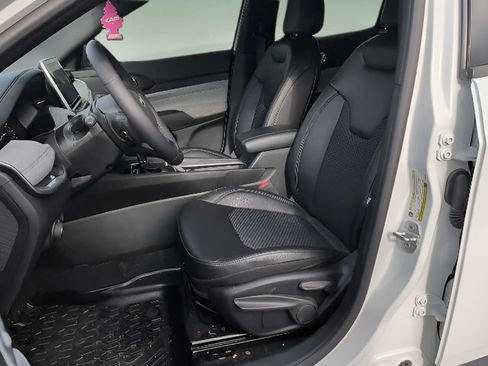 Used 2025 Jeep Compass Latitude AWD/4WD image 8