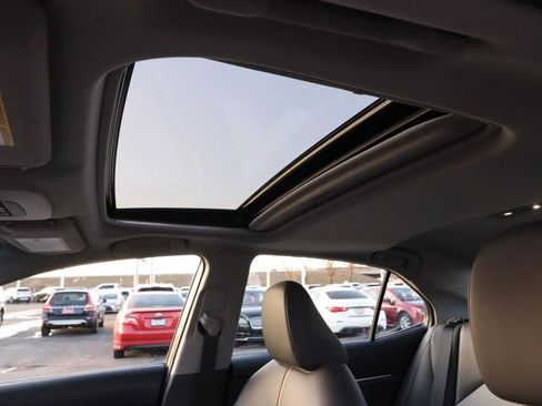 Used 2020 Toyota Camry XLE image 10