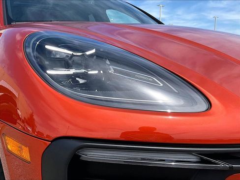 Used 2025 Porsche Macan AWD/4WD image 12