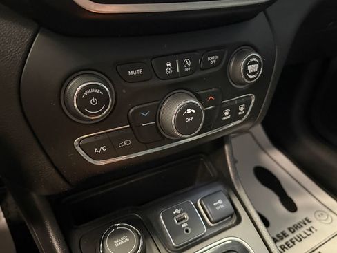 Used 2019 Jeep Cherokee Latitude Plus AWD/4WD image 16