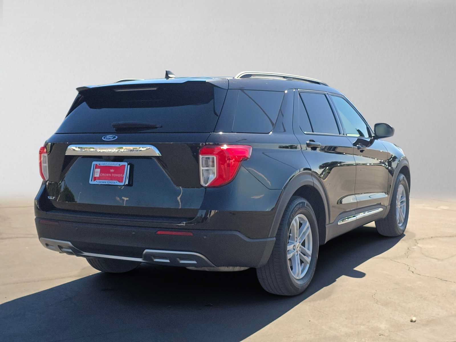 Used 2023 Ford Explorer XLT w/ Equipment Group 202A RWD image 3