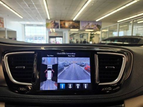 Used 2018 Chrysler Pacifica Limited w/ Tire & Wheel Group FWD image 25