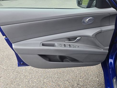 Used 2025 Hyundai Elantra SE FWD image 19