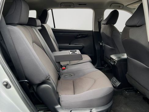 Used 2023 Toyota Highlander L image 8