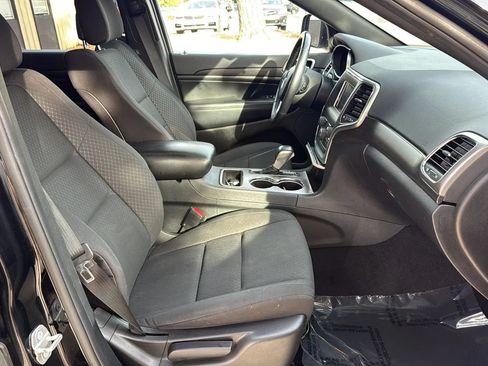 Used 2018 Jeep Grand Cherokee Laredo AWD/4WD image 23
