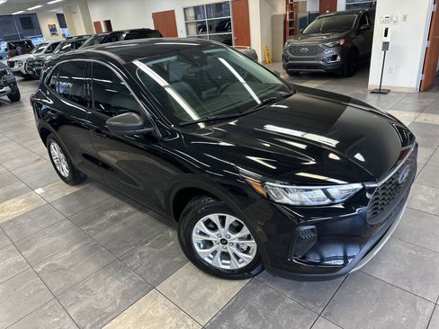 Used 2024 Ford Escape Active w/ Cold Weather Package image 9