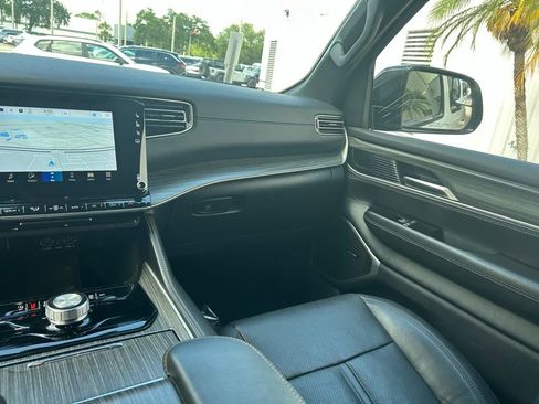 Used 2024 Jeep Wagoneer Series II w/ Flexible Seating Group AWD/4WD image 11