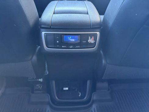 Used 2019 Toyota Highlander XLE AWD/4WD image 16