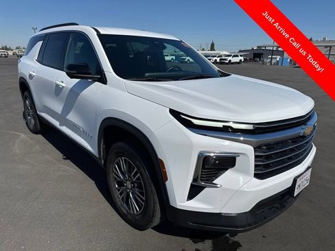 Used 2024 Chevrolet Traverse LT FWD image 1