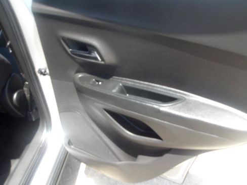 Used 2018 Chevrolet Trax LS FWD image 7