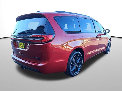 New 2026 Chrysler Pacifica Limited w/ Uconnect Theater Family Group image 6