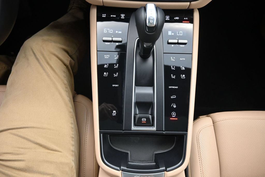Certified 2024 Porsche Macan AWD/4WD image 19