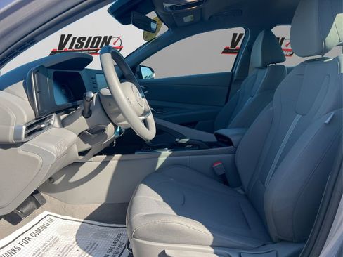 Certified 2025 Hyundai Elantra SE image 9
