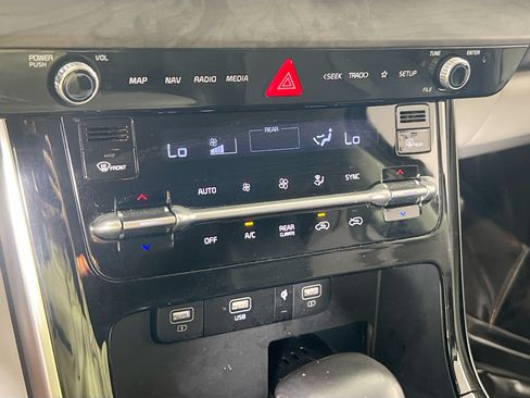Used 2024 Kia Carnival EX FWD image 16