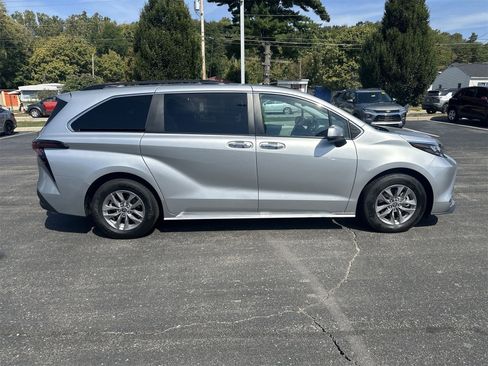Used 2024 Toyota Sienna XLE image 9