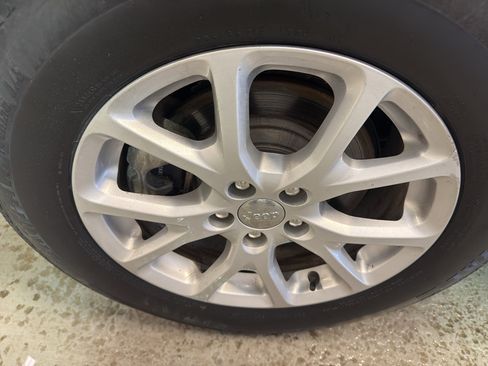 Used 2018 Jeep Cherokee Latitude Plus w/ Comfort/Convenience Group image 32