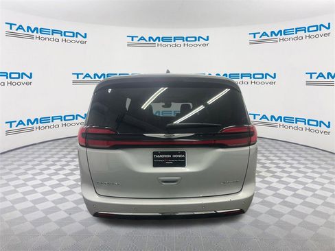 Used 2024 Chrysler Pacifica Limited image 4