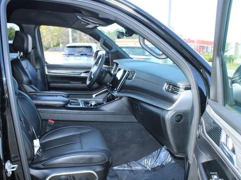 Used 2023 Jeep Wagoneer L Series II image 11