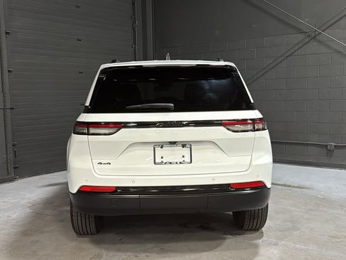 Used 2024 Jeep Grand Cherokee Altitude AWD/4WD image 5
