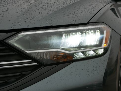 Used 2022 Volkswagen Jetta Sport image 9