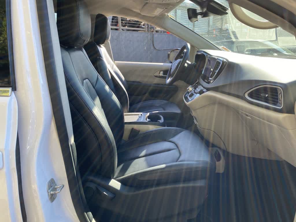 Used 2024 Chrysler Pacifica Touring-L FWD image 17