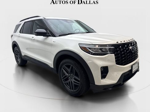 Used 2025 Ford Explorer ST-Line w/ Premium Package AWD/4WD image 4