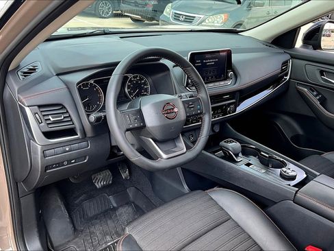 Used 2025 Nissan Rogue SV image 17