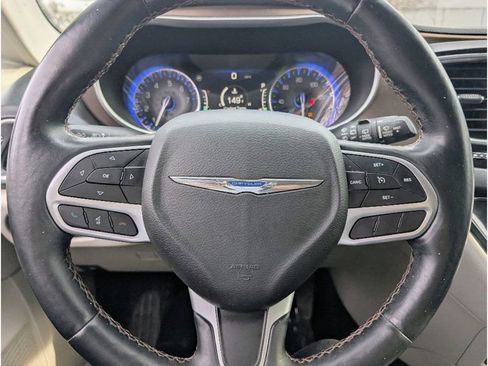 Used 2018 Chrysler Pacifica Touring-L Plus image 22
