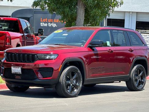 Used 2025 Jeep Grand Cherokee Altitude AWD/4WD image 8