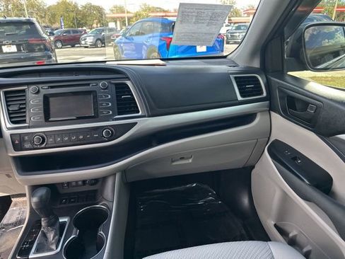 Used 2019 Toyota Highlander LE image 4