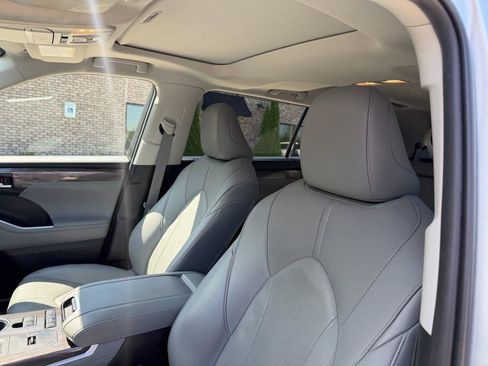 Used 2021 Toyota Highlander Limited FWD image 14