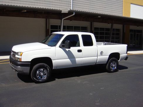 Used 2005 Chevrolet Silverado 2500 LT RWD image 1