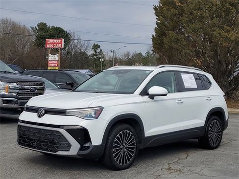 Certified 2025 Volkswagen Taos SE w/ Panoramic Sunroof Package image 32