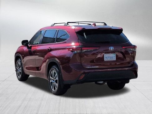 Used 2023 Toyota Highlander XLE FWD image 3