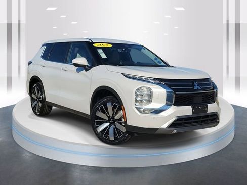 Used 2025 Mitsubishi Outlander SE image 1
