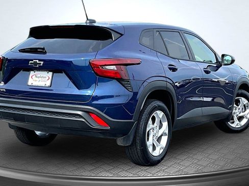 Used 2024 Chevrolet Trax LS w/ LS Convenience Package FWD image 2
