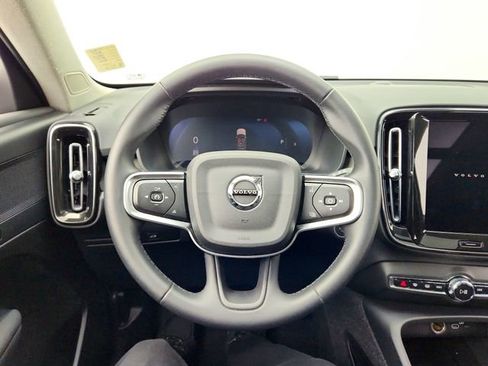 Certified 2025 Volvo XC40 B5 Core image 25