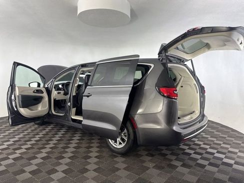 Used 2023 Chrysler Pacifica Touring-L image 20