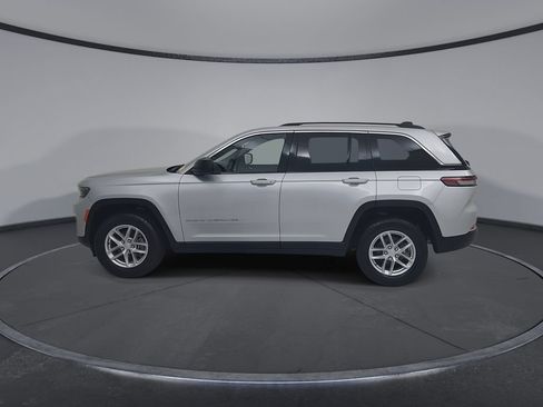 Used 2023 Jeep Grand Cherokee Laredo AWD/4WD image 11