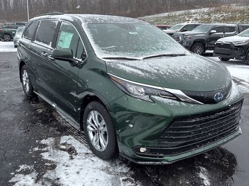 Used 2025 Toyota Sienna XLE image 4