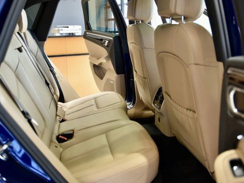 Used 2023 Porsche Macan Base image 23