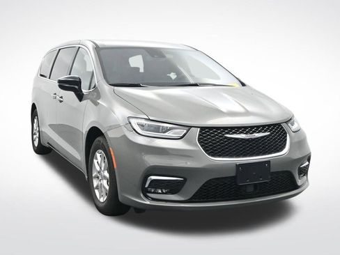 Used 2025 Chrysler Pacifica Select image 3