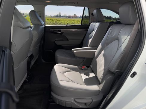 Used 2022 Toyota Highlander Platinum AWD/4WD image 25