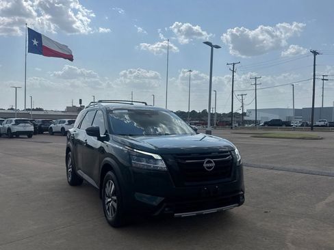 Certified 2023 Nissan Pathfinder SL w/ Black Appearance Package FWD image 2