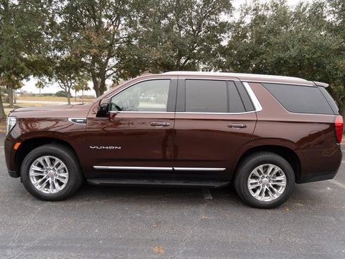 Used 2023 GMC Yukon SLT w/ SLT Luxury Package image 6