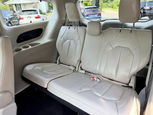 Used 2017 Chrysler Pacifica Touring-L Plus FWD image 12