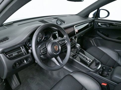 Certified 2025 Porsche Macan image 4