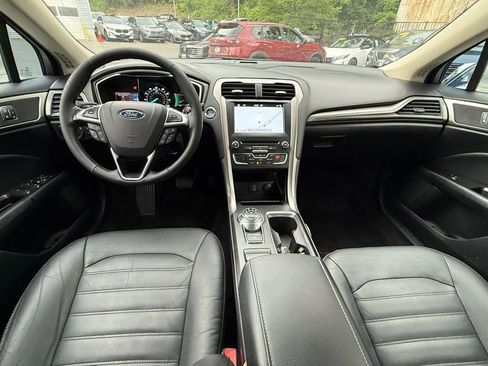 Used 2017 Ford Fusion SE w/ Fusion SE Technology Package FWD image 9