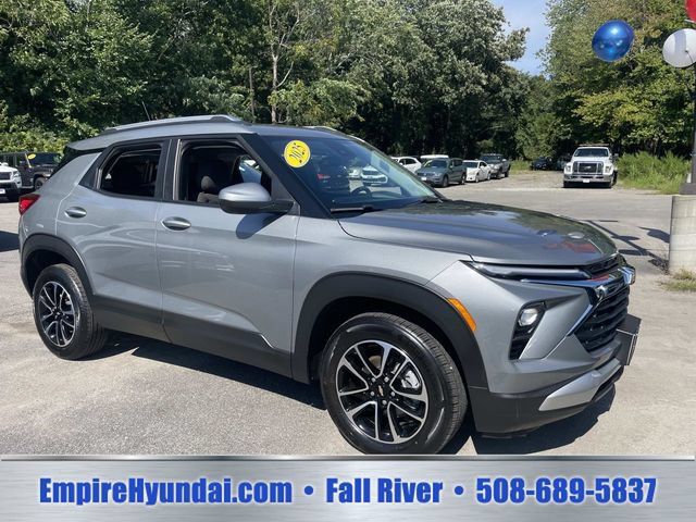 Used 2025 Chevrolet TrailBlazer LT AWD/4WD image 2