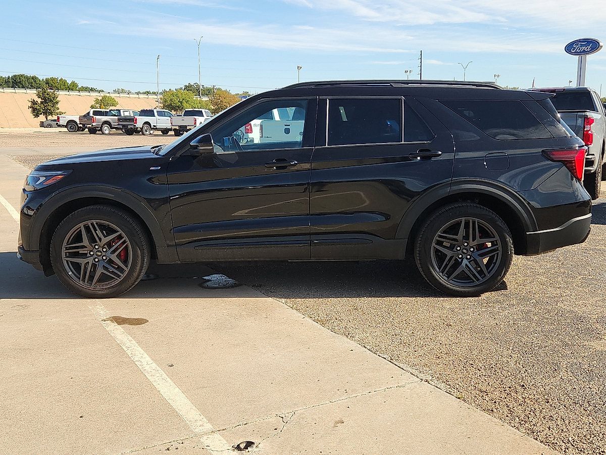 Used 2025 Ford Explorer ST-Line w/ ST-Line Street Pack AWD/4WD image 2